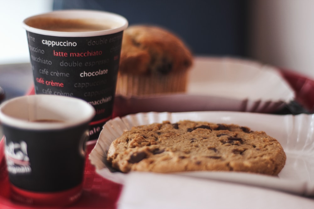 쿠키와 커피 한 잔의 얕은 초점 사진