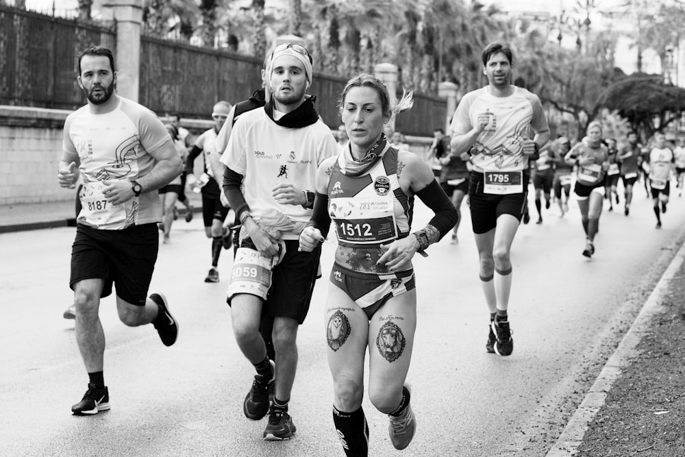 fotografia in scala di grigi di persone che fanno jogging