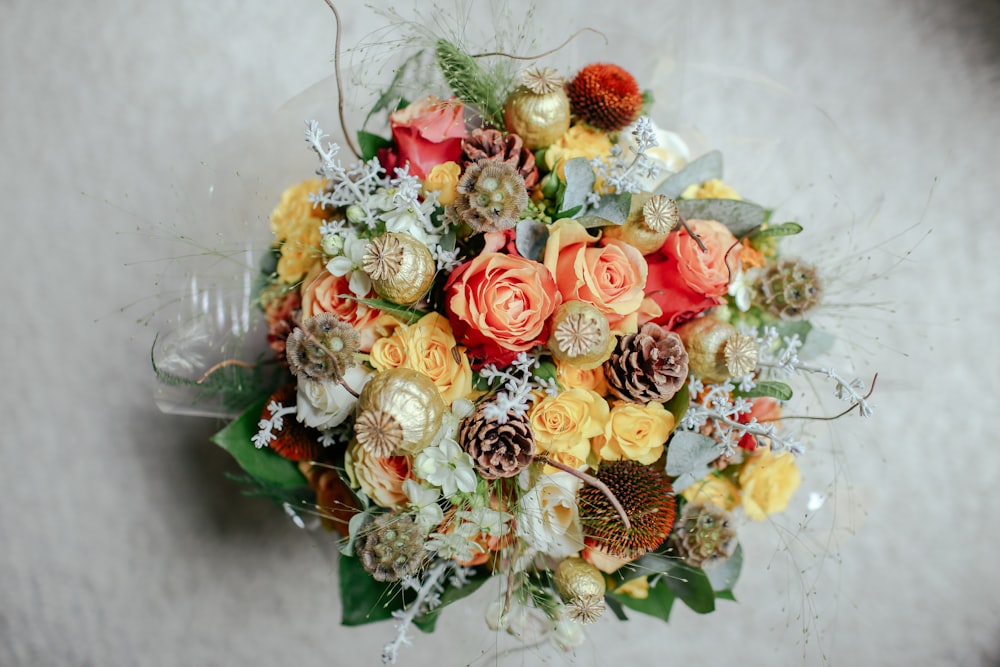 bouquet di pesche e fiori bianchi