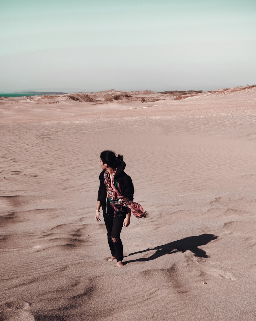 femme debout sur le sable