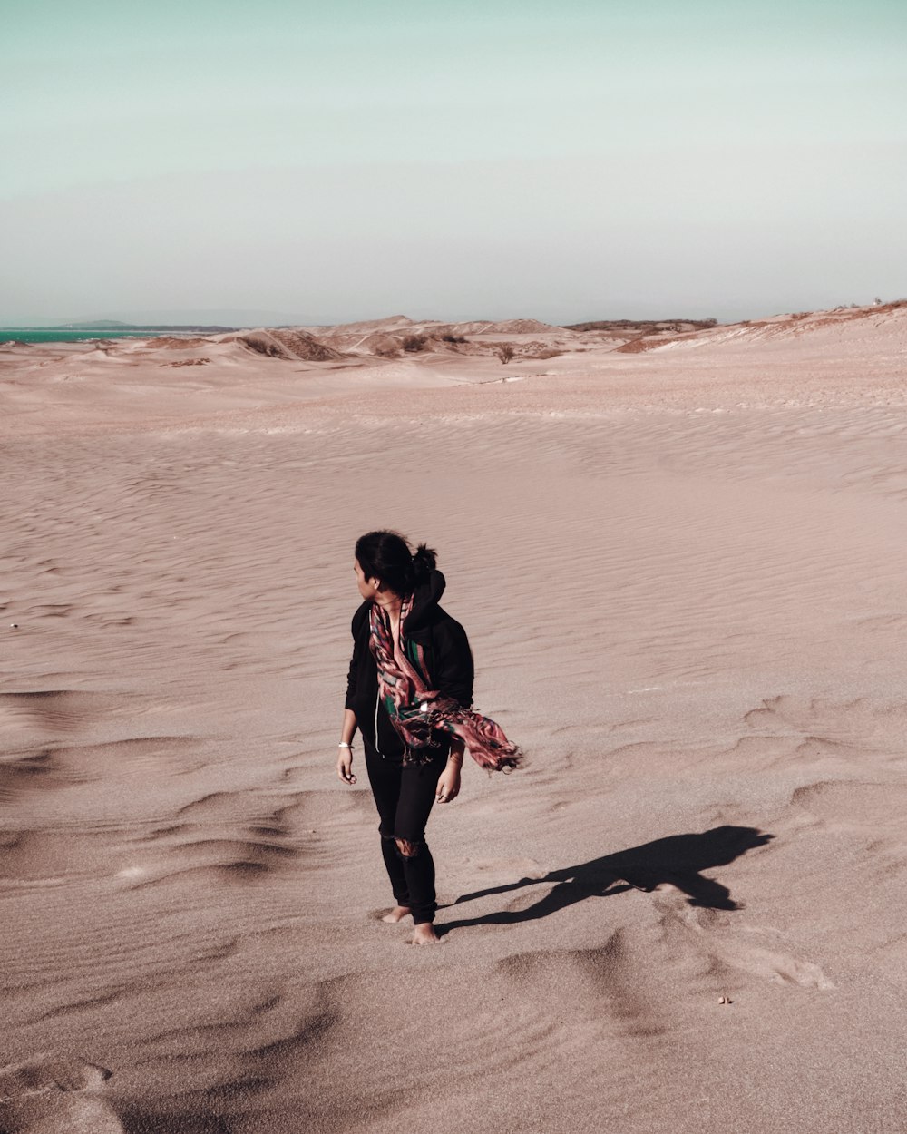 Frau, die auf Sand steht