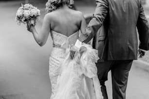 Novios caminando de la mano después de su boda.