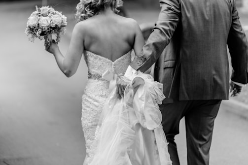 Novios caminando de la mano después de su boda.