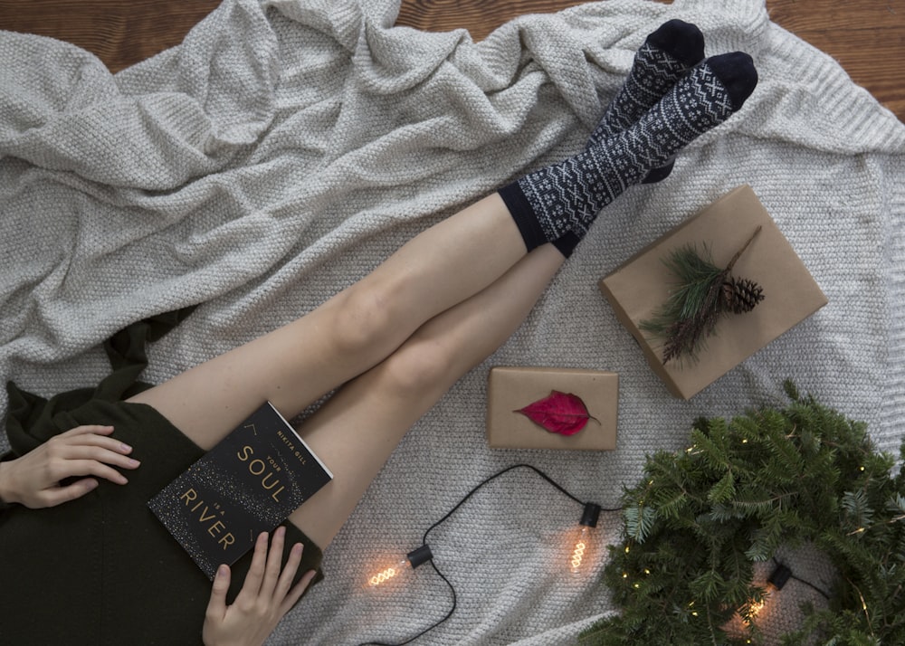 Foto Mujer con calcetines grises y negros – Imagen Navidad gratis en  Unsplash