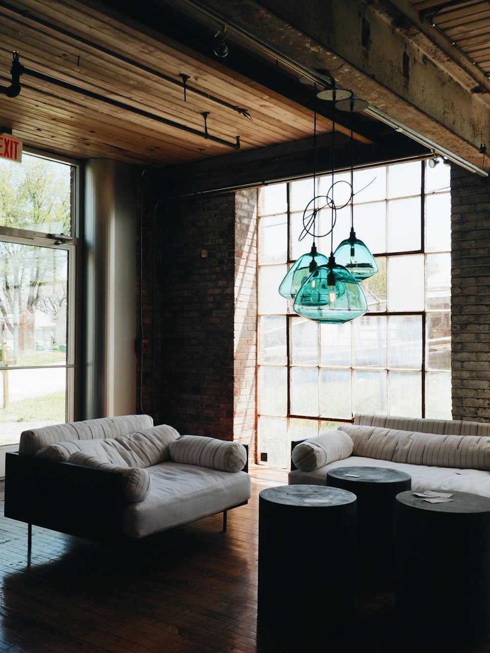 weiße Couch im Wohnzimmer