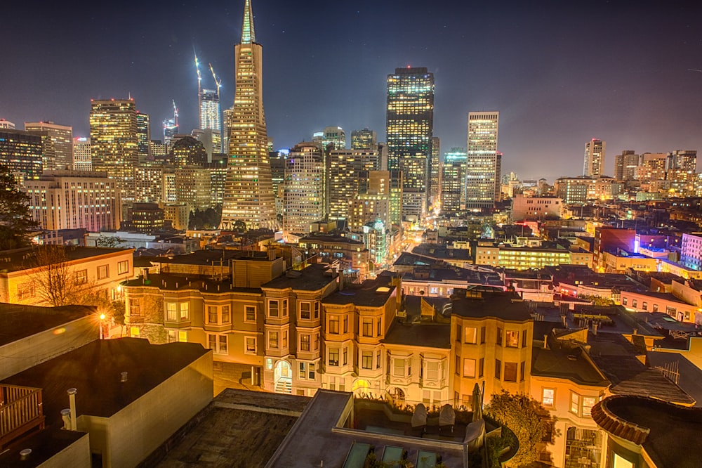 Foto dello skyline della città durante la notte