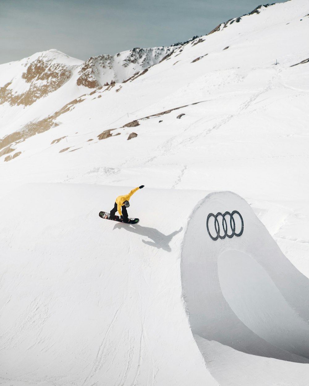 Pessoa praticando snowboard usando snowboard preto