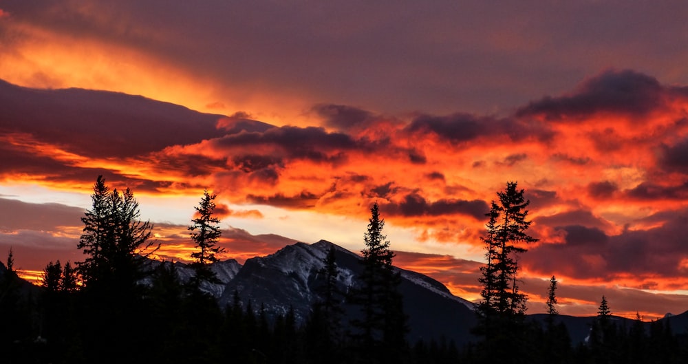 photographie de silhouette de montagne au coucher du soleil