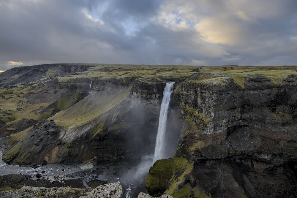 Fotografía de lapso de tiempo de cataratas de montaña