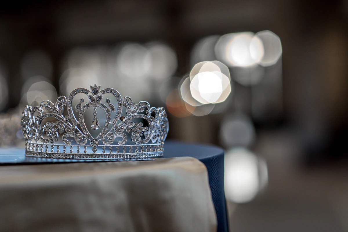 A crown, symbolic of the metaphor of ruling one's own inner kingdom in Ashtanga Yoga