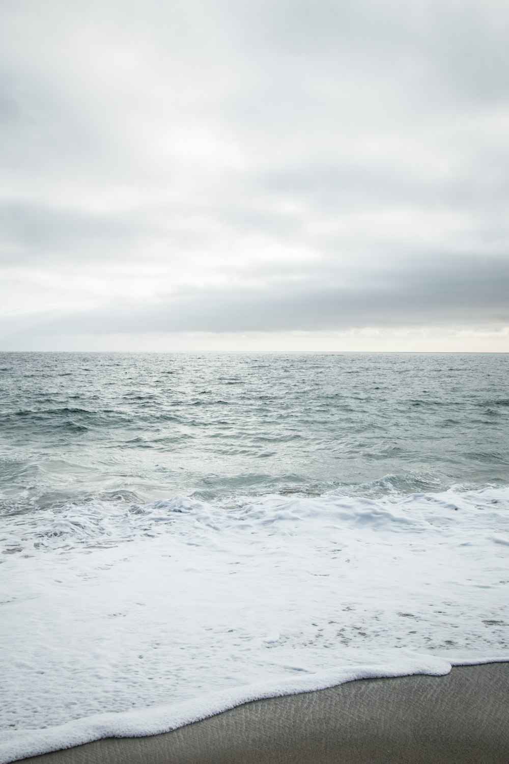 fotografia di paesaggio di riva del mare