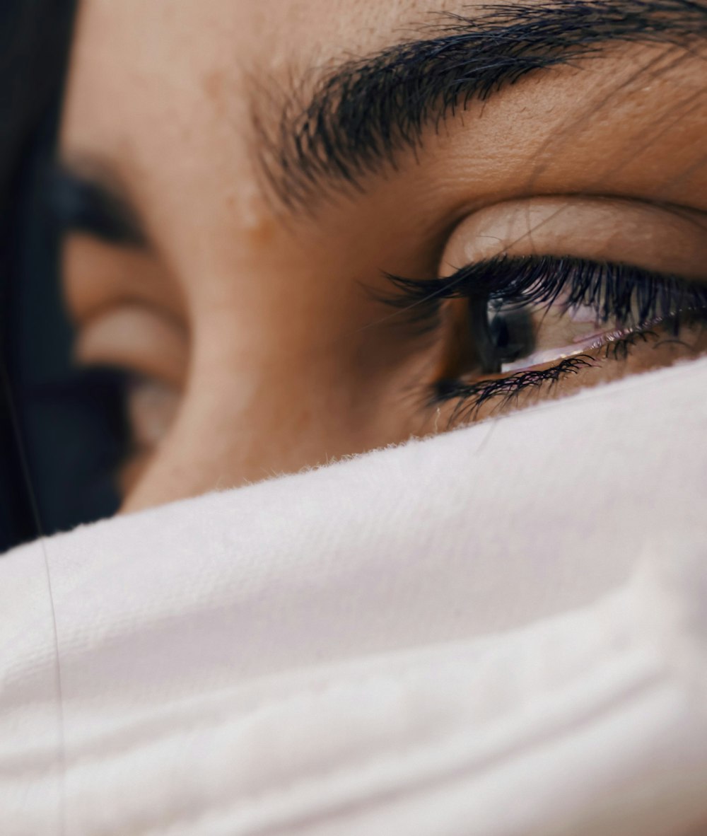 mise au point superficielle des yeux tristes d’une femme