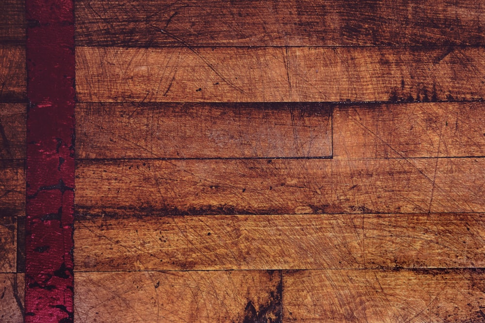 Fotografía de enfoque superficial de suelos de parquet marrón