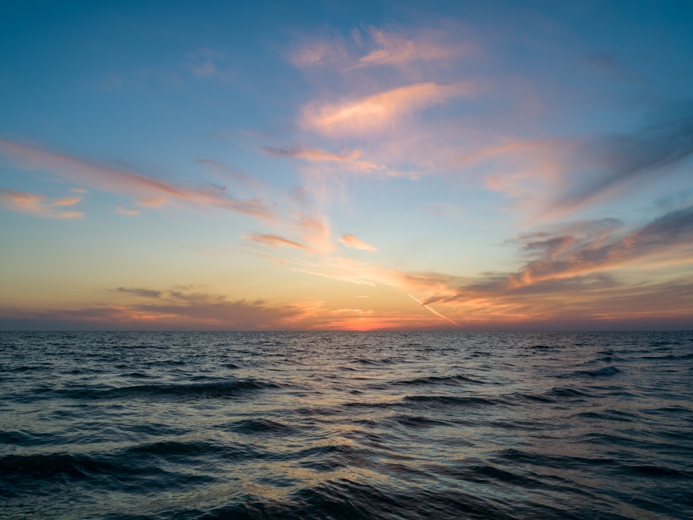 Fotografía de paisaje del mar durante la hora dorada