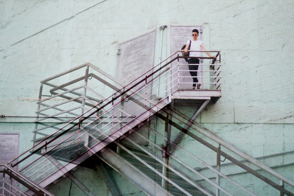 Persona parada en las escaleras