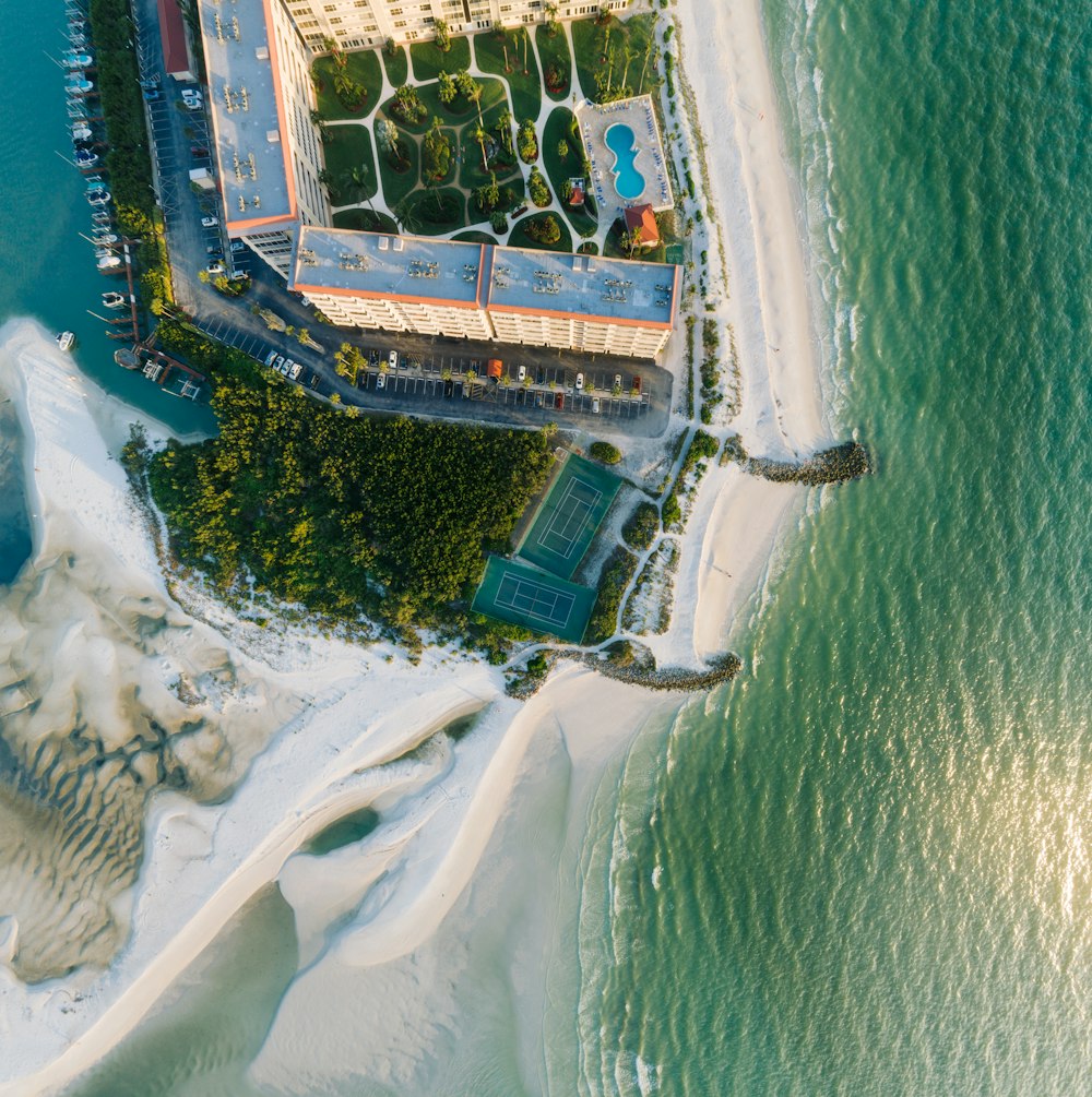 Photographie aérienne d’un immeuble de grande hauteur près de l’océan