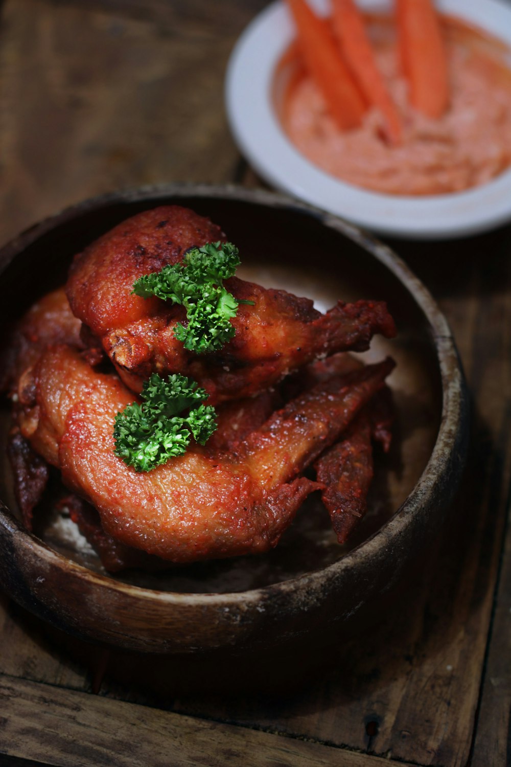 Poulet frit dans un bol en bois brun