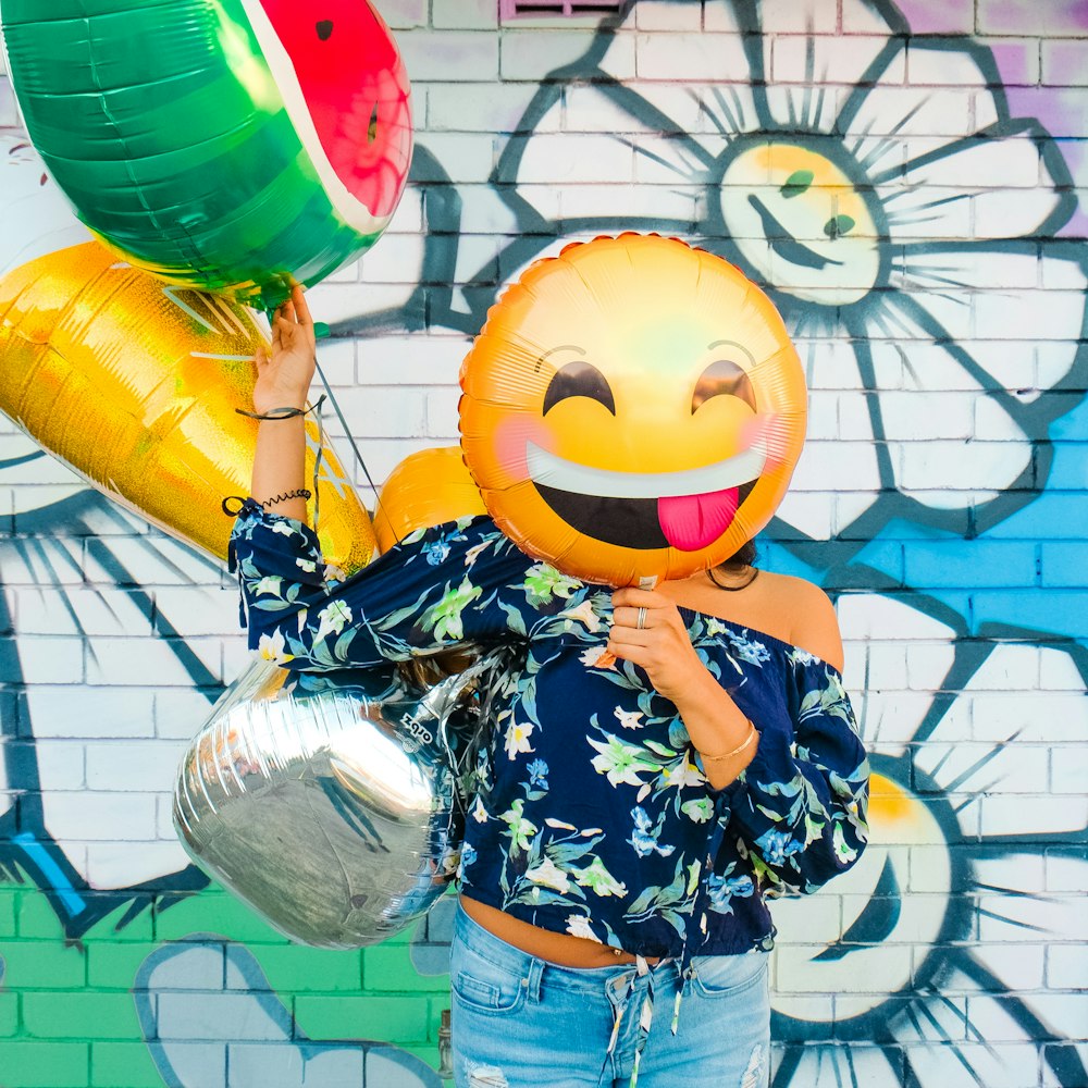 Mujer sosteniendo globos