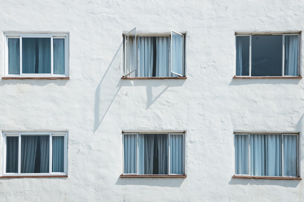 Betonkonstruktion unter sonnigem Himmel