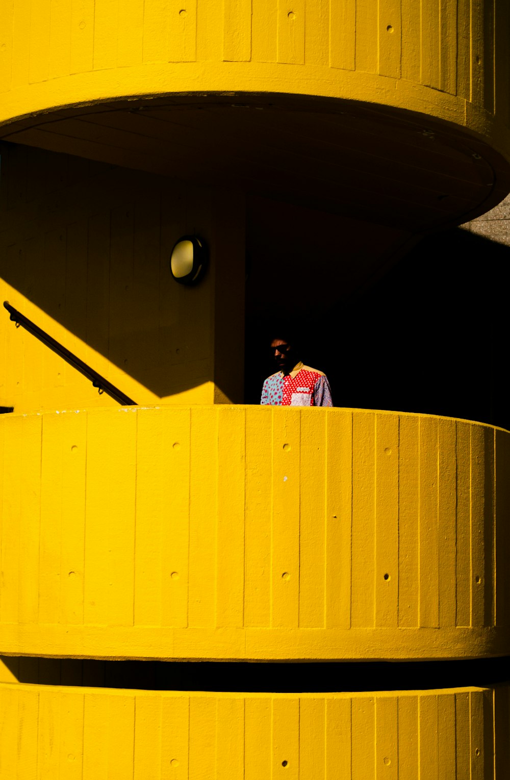 Mann in der Nähe von orangefarbenem Balkon