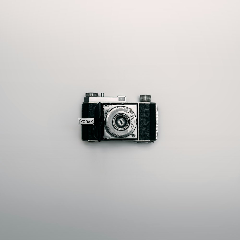 fotocamera DSLR Kodak argento e nero
