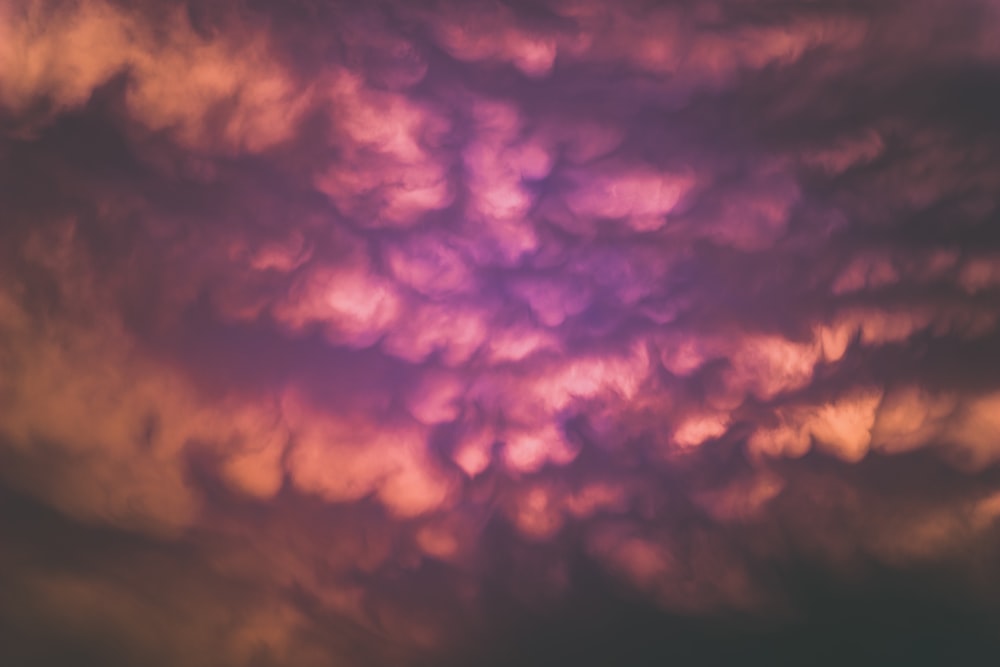 um céu roxo cheio de nuvens