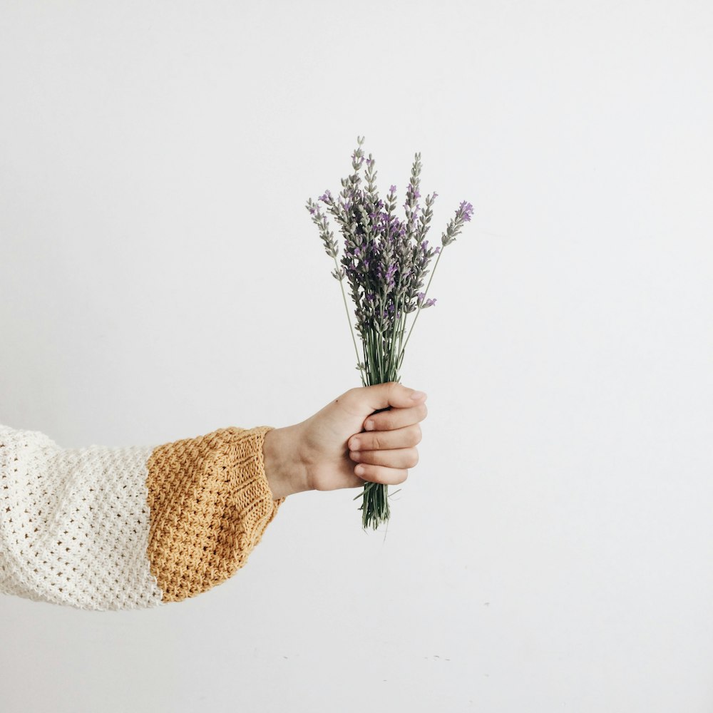 Person mit Blumen