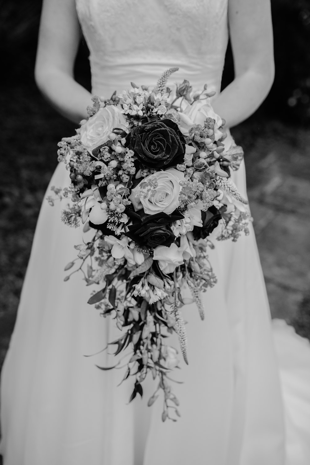 Fotografía en escala de grises de mujer en vestido de novia