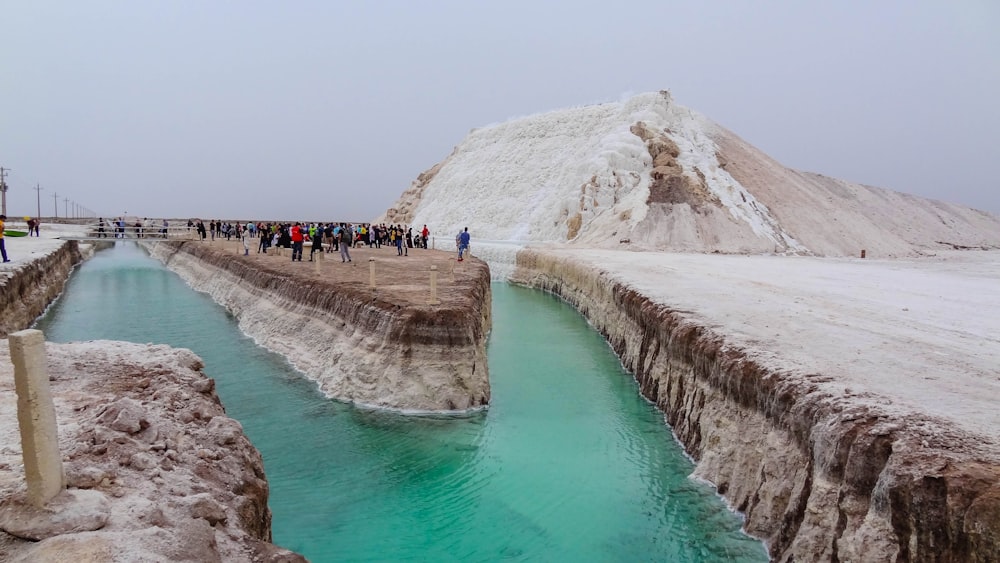 grupo de personas en la orilla del río durante el día