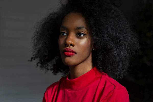 Portrait d'une femme photographiée de profil, visage tourné sur le côté.