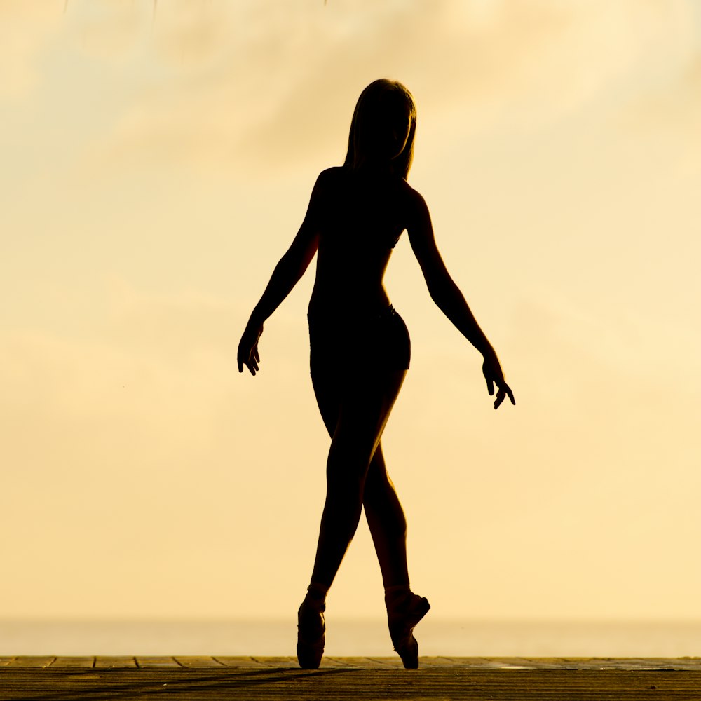 Silhouette einer Frau, die Ballett aufführt