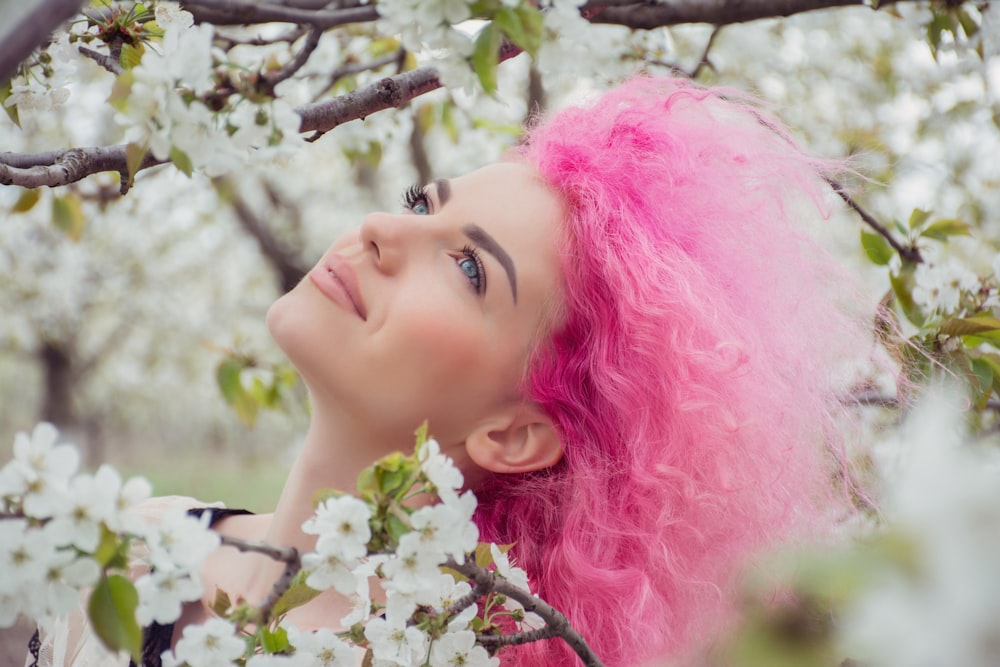 femme couverte de fleurs blanches