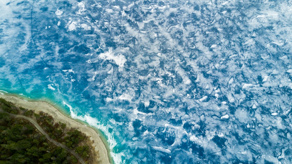 Photographie à vol d’oiseau de l’île et de l’océan