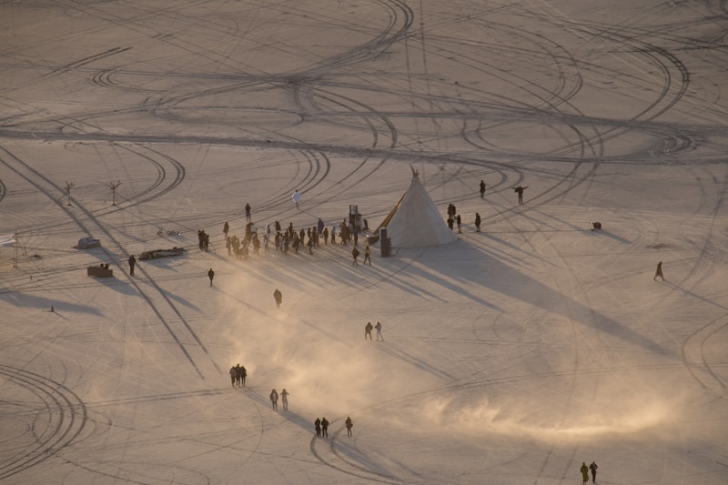 Gente divirtiéndose en campo abierto