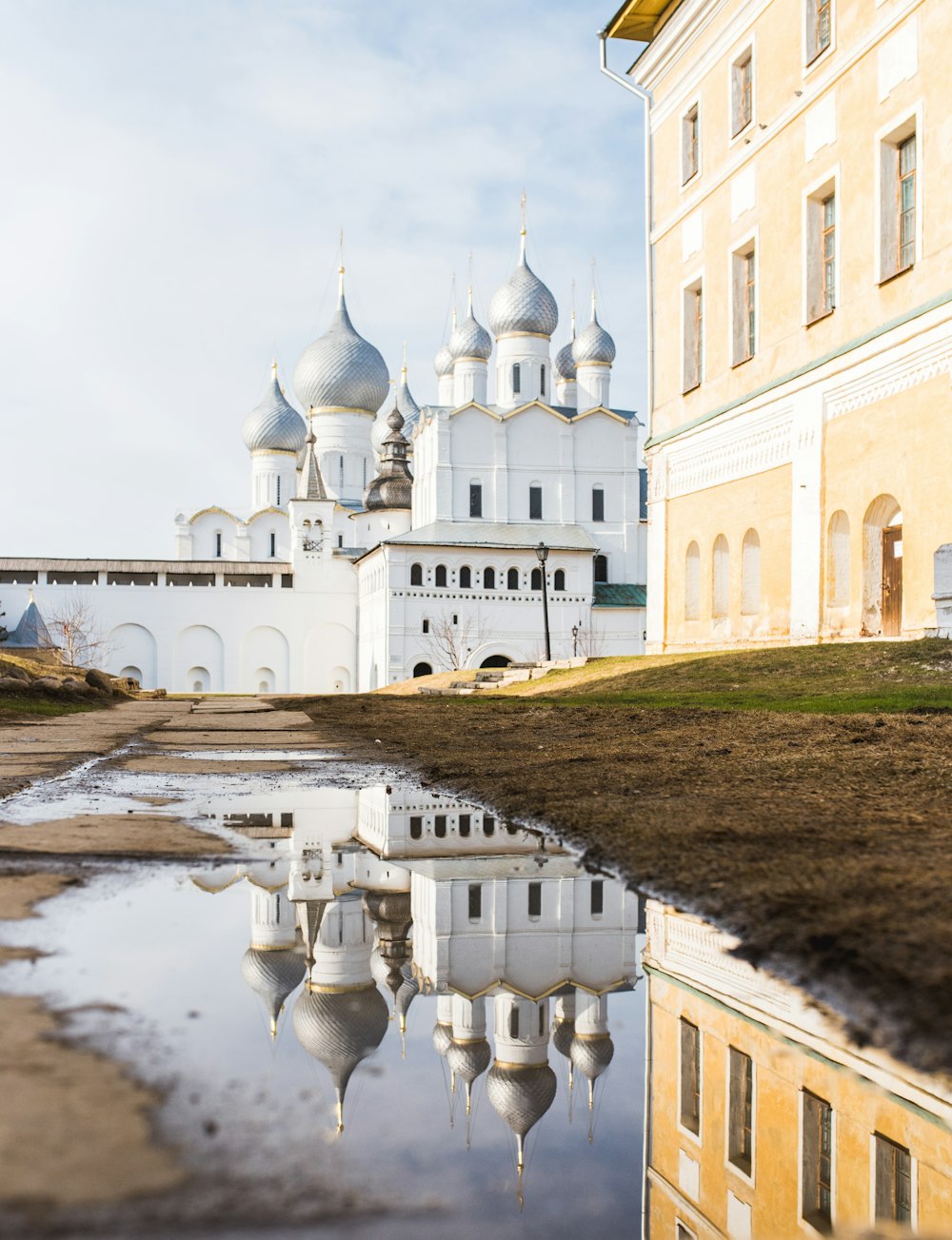 Mosquée blanche près de l’immeuble beige de 3 étages