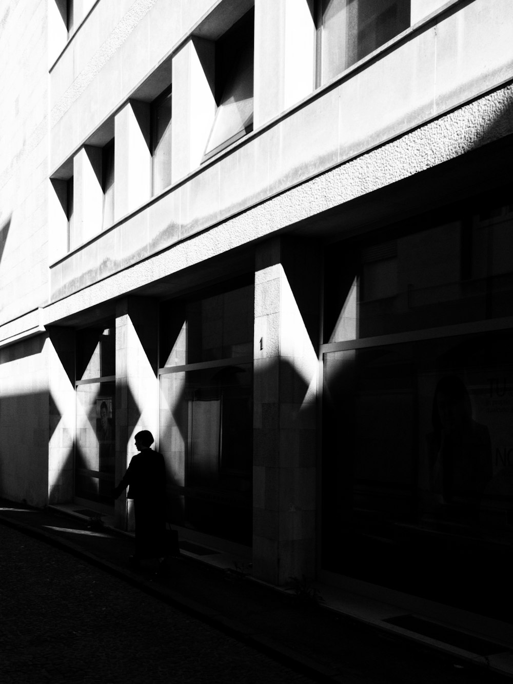 Persona caminando cerca de un edificio