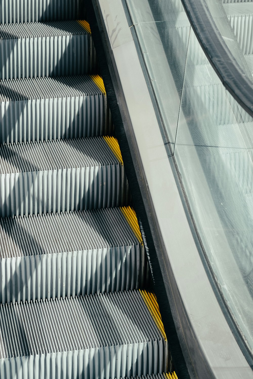 silberne und schwarze Rolltreppe