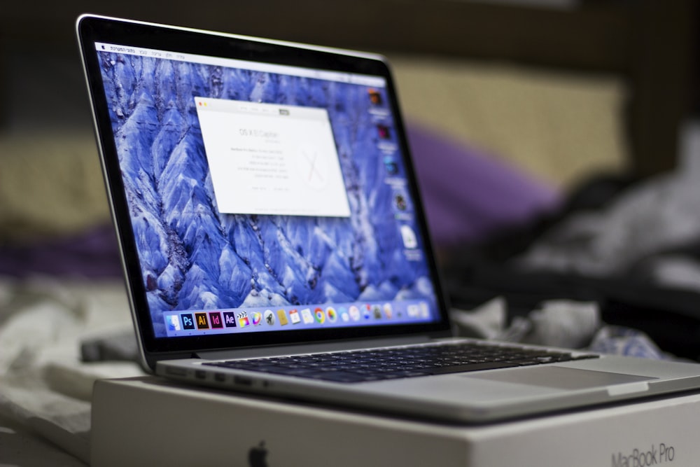 das MacBook Pro auf der MacBook Pro-Box eingeschaltet
