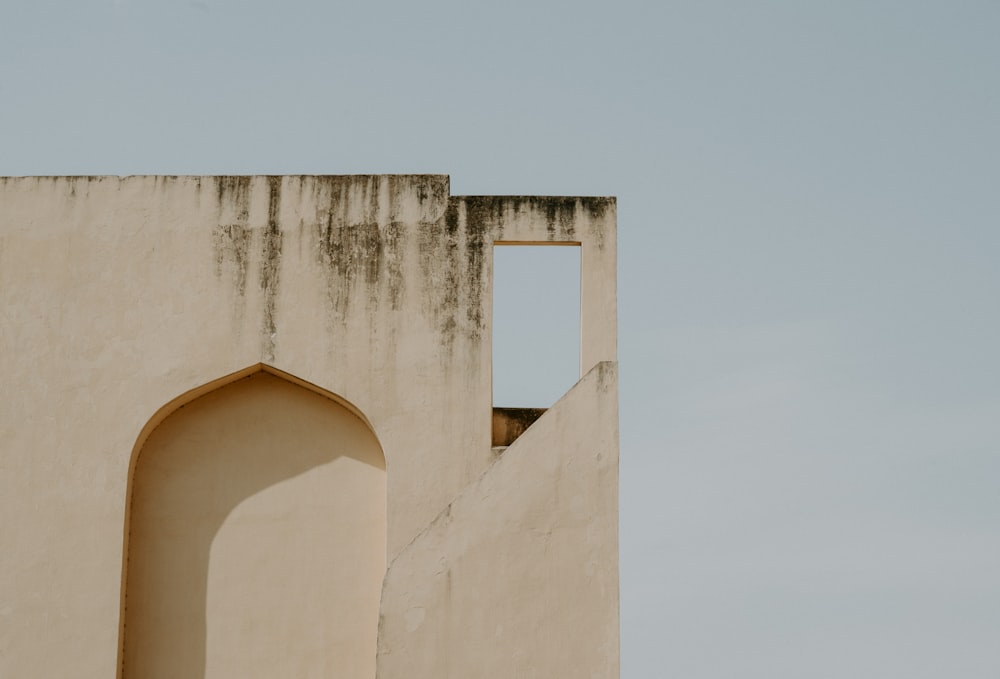 Foto di un edificio in cemento beige