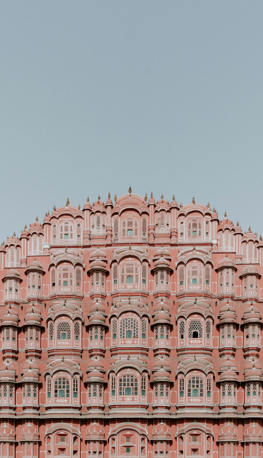 Estructura de hormigón rosa y blanco bajo cielo despejado