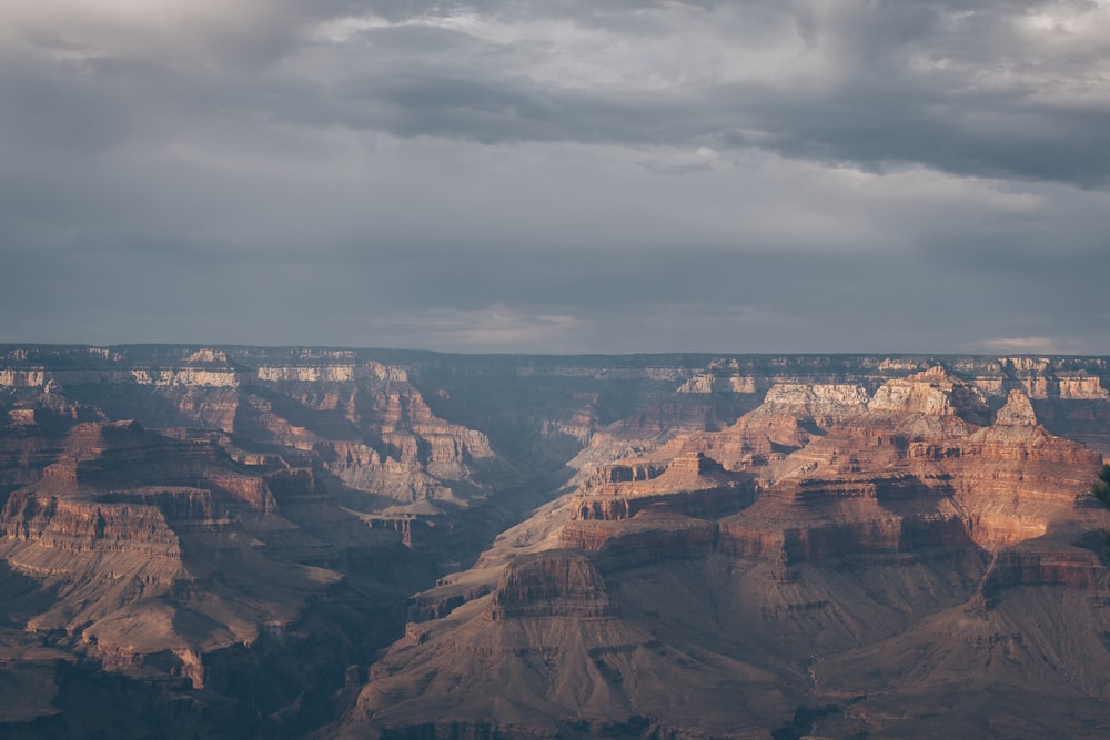 Photographie de vue aérienne des montagnes