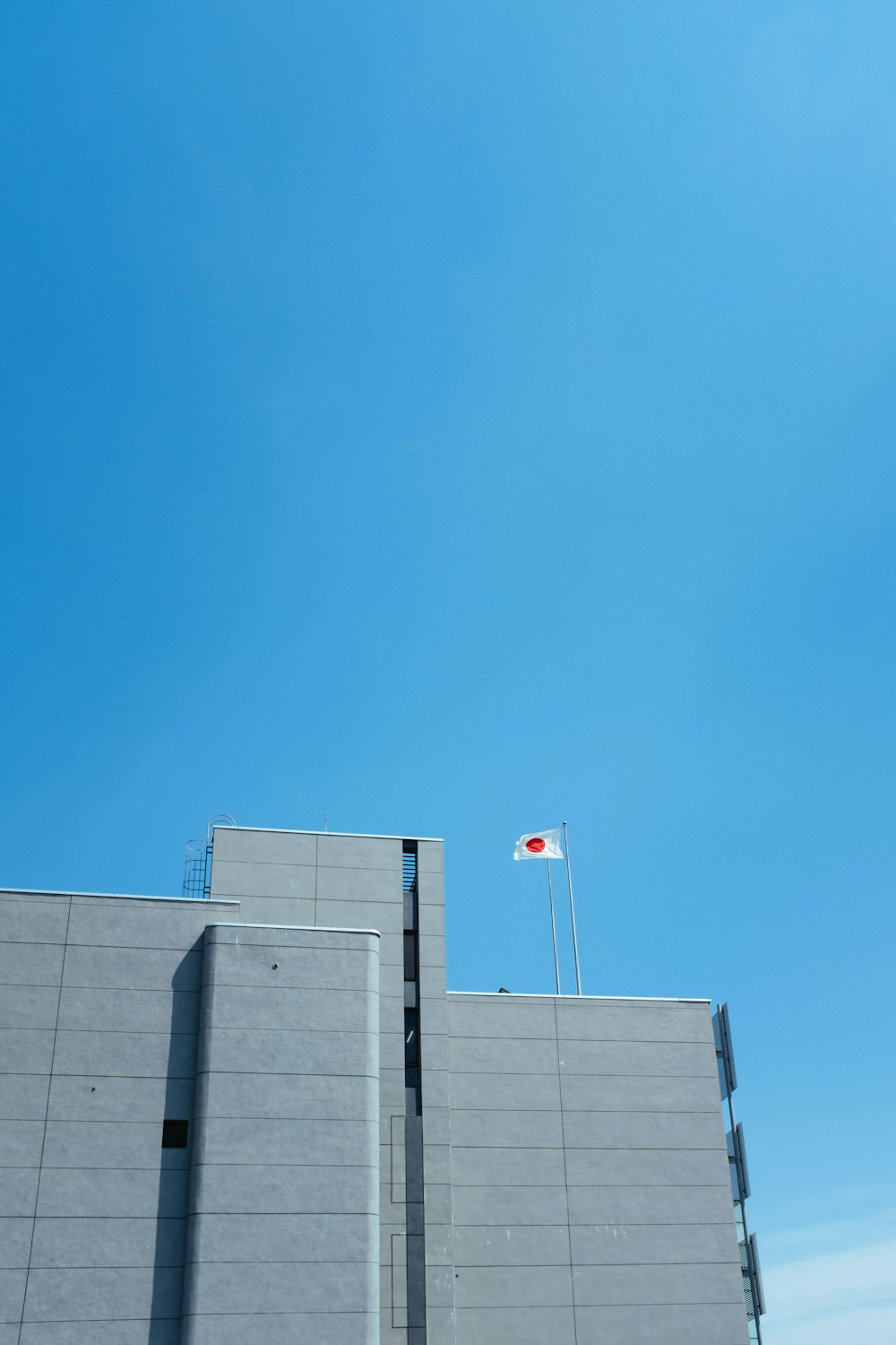 Flagge Japans auf dem Dach des Gebäudes