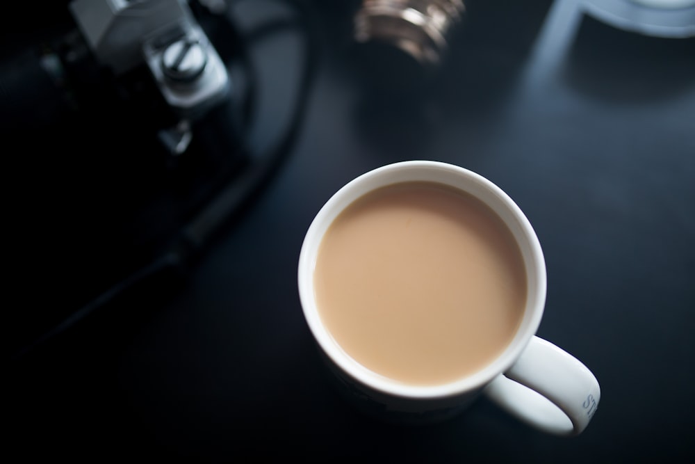 taza de cerámica blanca llena