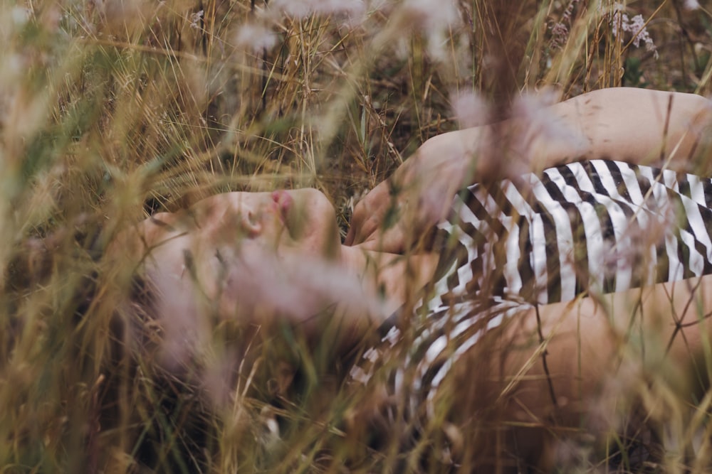 femme couchée sur l’herbe