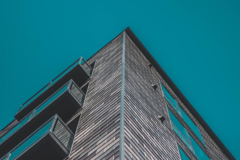 Flachwinkelfoto eines grauen Hochhauses