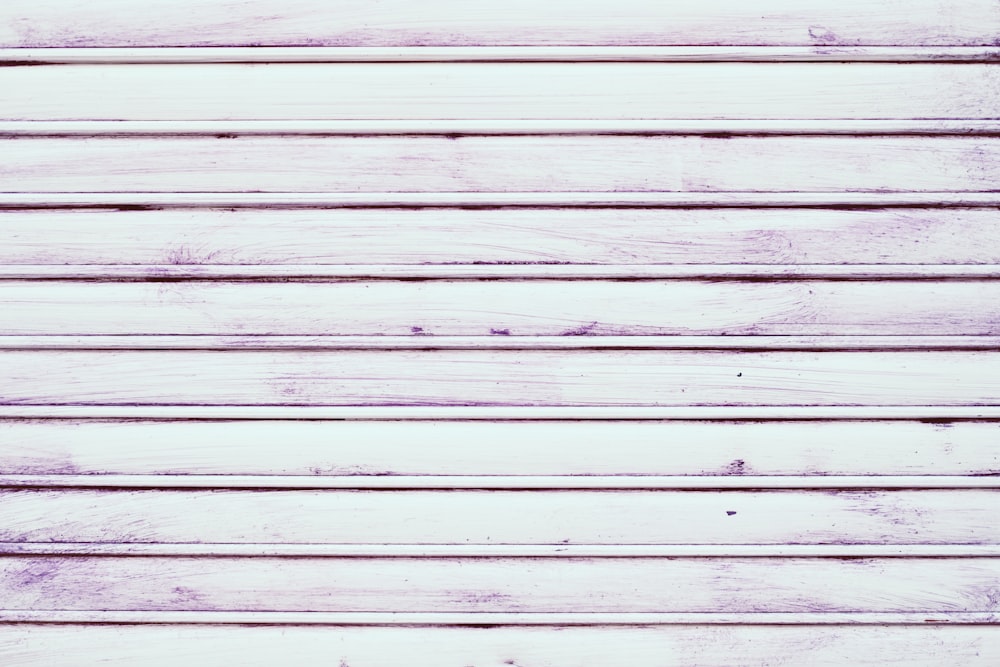 un primo piano di una parete di legno bianco