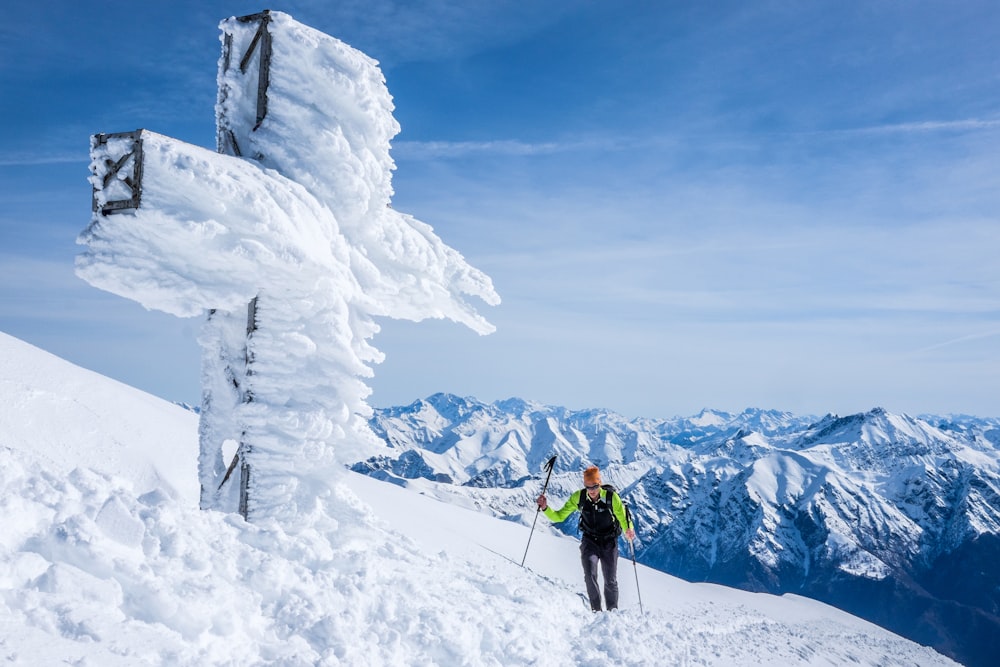 homem esquiar na neve durante o dia