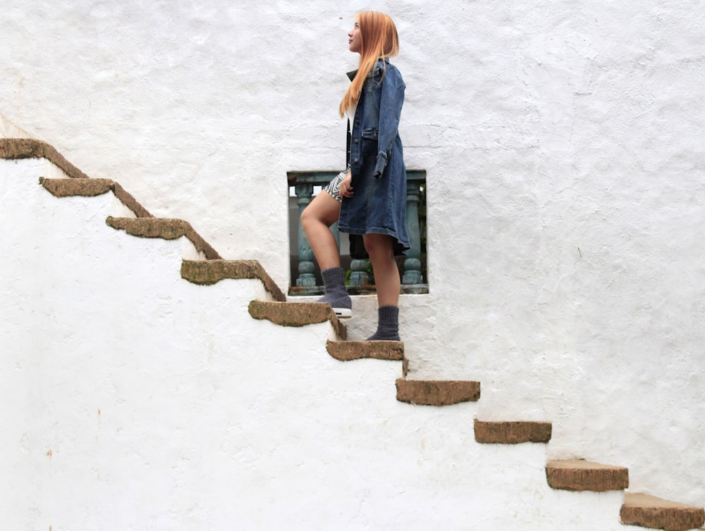 갈색 콘크리트 계단을 오르는 여자