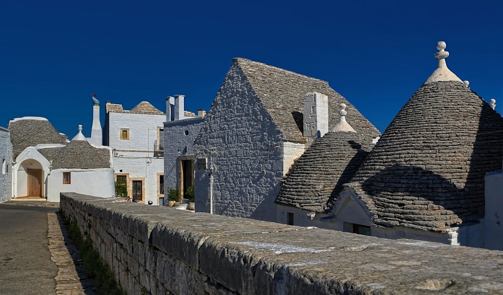 case in pietra bianca e grigia vicino alla strada
