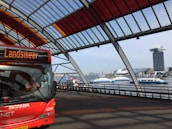 Een moderne bestelwagen van Saray Transport geparkeerd bij een magazijn, klaar voor vertrek.